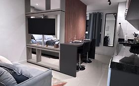 Studio luxuoso novo com ar condicionado e cozinha completa - Centro