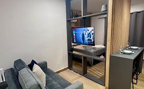 Studio luxuoso novo com ar condicionado e cozinha completa - Centro